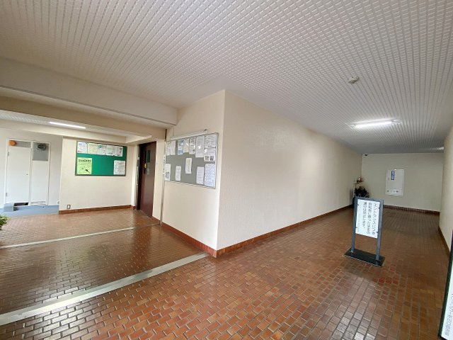 グリーンコーポ川口のエントランス|清潔感に満ちたエントランスホールは、住まいの第一印象を高める上質な空間です。明るく整備された共用部は防犯性や居住性の高さも実感でき、日々の暮らしに心からの安心感と誇りをもたらしてくれます。