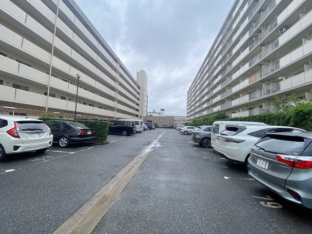 グリーンコーポ川口の駐車場|敷地内に確保された便利な駐車場スペース。大切なお車を身近に保管できるため、日々の通勤やお買い物、週末のドライブやお出かけもスムーズにスタートできます。空き状況等はお気軽にお問い合わせください。