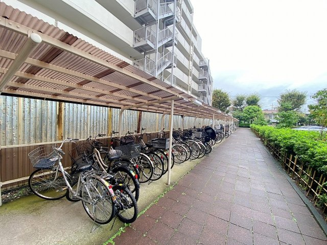 グリーンコーポ川口の駐輪場|屋根付きで雨や日差しから大切な自転車を守れる敷地内駐輪場。整然と管理されており、日常のお買い物や通勤・通学での自転車利用も快適です。空き状況や利用詳細につきましては気軽にお問合せください。