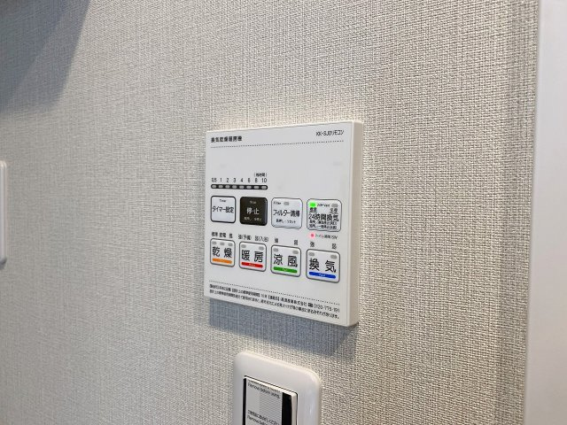 グリーンコーポ川口の冷暖房・空調設備|雨の日や夜間でも安心して洗濯物を乾かせる便利な浴室換気乾燥機付き！湿気を効率よく除去してカビの発生を抑えるためお掃除の手間も省けます。天候を気にせず快適に洗濯ができる大変重宝する設備です。