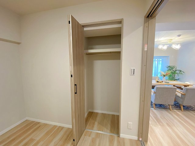 グリーンコーポ川口の収納|衣類や生活用品をすっきりと整理整頓できる機能的なクローゼット！お部屋の有効スペースを広々と活用できるため、室内を常に美しく快適な状態に保てます。身の回りの整理や模様替えにも大変重宝する設備です。