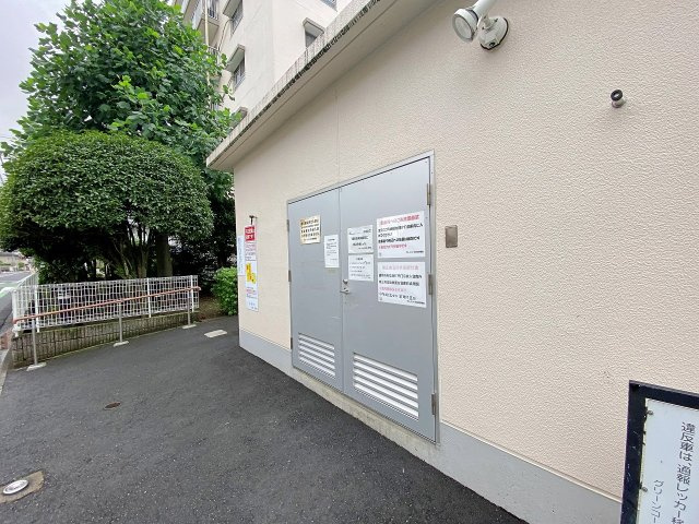 グリーンコーポ川口のその他共用部分|敷地内に設置された専用のゴミ捨て場。管理体制が行き届いており、整然と保たれた清潔感のある共用空間です。日々の生活ごみ処理もスムーズに行うことができ、快適な暮らしを陰ながら支えてくれる共用環境です。