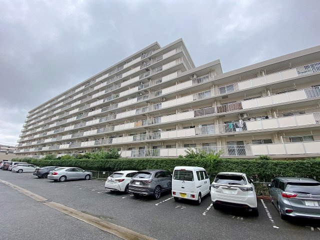 グリーンコーポ川口の外観|落ち着きと重厚感のあるデザインが印象的な大規模マンション！総戸数318戸を誇るビッグコミュニティで、長期修繕計画も策定されている安心の管理体制です。周辺環境とも美しく調和した快適な佇まいです。