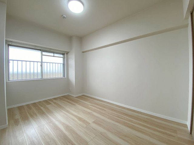 グリーンコーポ川口の寝室|柱の出っ張りが少なく家具配置がしやすい洋室5.73帖！ベッドやデスクもスマートに設置でき、プライベートな時間をゆったり過ごせます。主寝室としても子供部屋としても多用途に活躍する使いやすい空間です。