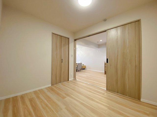 グリーンコーポ川口の子供部屋|爽やかな採光が差し込む使い勝手の良い洋室4.73帖！集中して勉強に取り組める子供部屋としてはもちろん、リモートワーク用の書斎や趣味のお部屋としても柔軟に活用できるレイアウトしやすい住空間です。