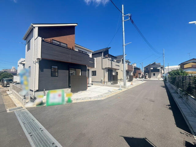 ブルーミングガーデン　松戸市新八柱全６棟／１期３号棟の前面道路含む現地写真