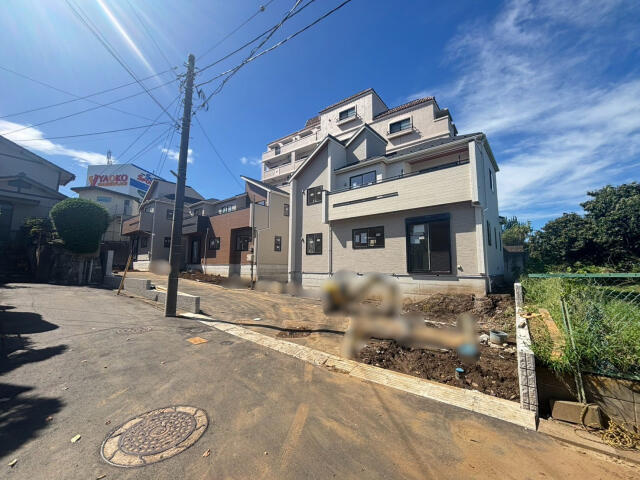 ブルーミングガーデン　柏市松ケ崎３棟／１期２号棟の前面道路含む現地写真