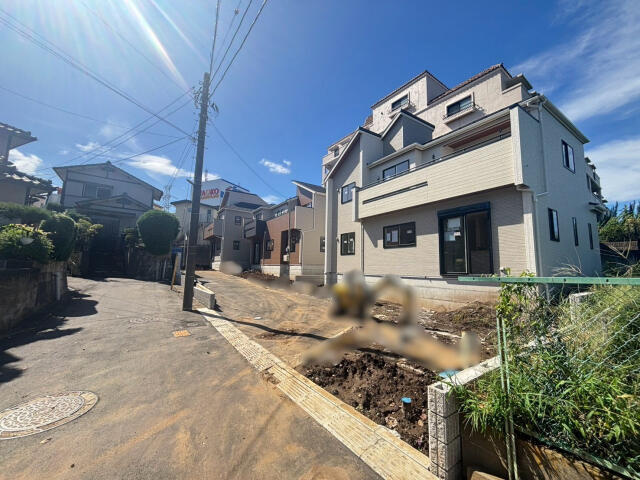 ブルーミングガーデン　柏市松ケ崎３棟／１期２号棟の前面道路含む現地写真