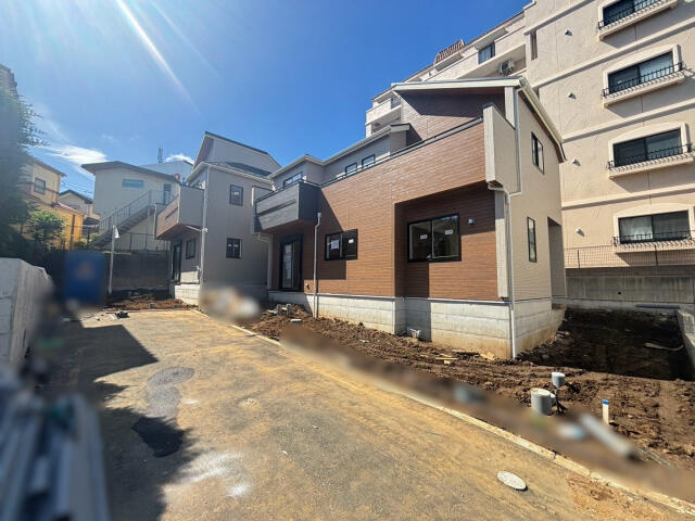 ブルーミングガーデン　柏市松ケ崎３棟／１期１号棟の前面道路含む現地写真