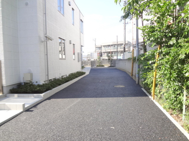 サンライズヒルズのエントランス|広々したアプローチ