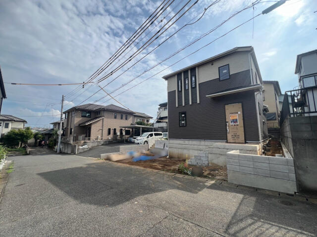ブルーミングガーデン　柏市南逆井２丁目１棟／１期１号棟の前面道路含む現地写真|外観写真（撮影日2026.8.1）