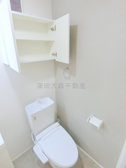 TOKYO HANEDA southのトイレ|吊戸棚収納と温水洗浄便座付きのトイレ