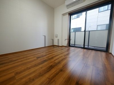 スクエアシティ鶴見フェルクルールの居間・リビング|綺麗なフローリングのお部屋です！