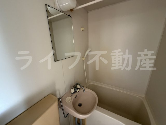 トマトハイツ菱屋西の洗面所|ゆったりとスペースのある洗面所