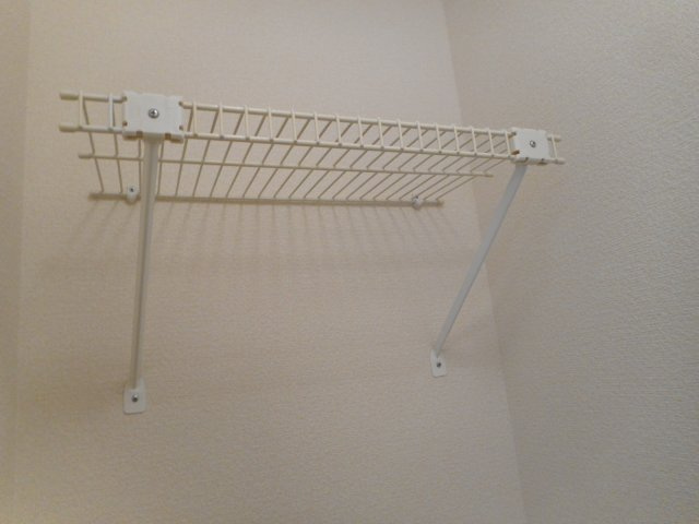 トイレの上部に収納棚がございます♪