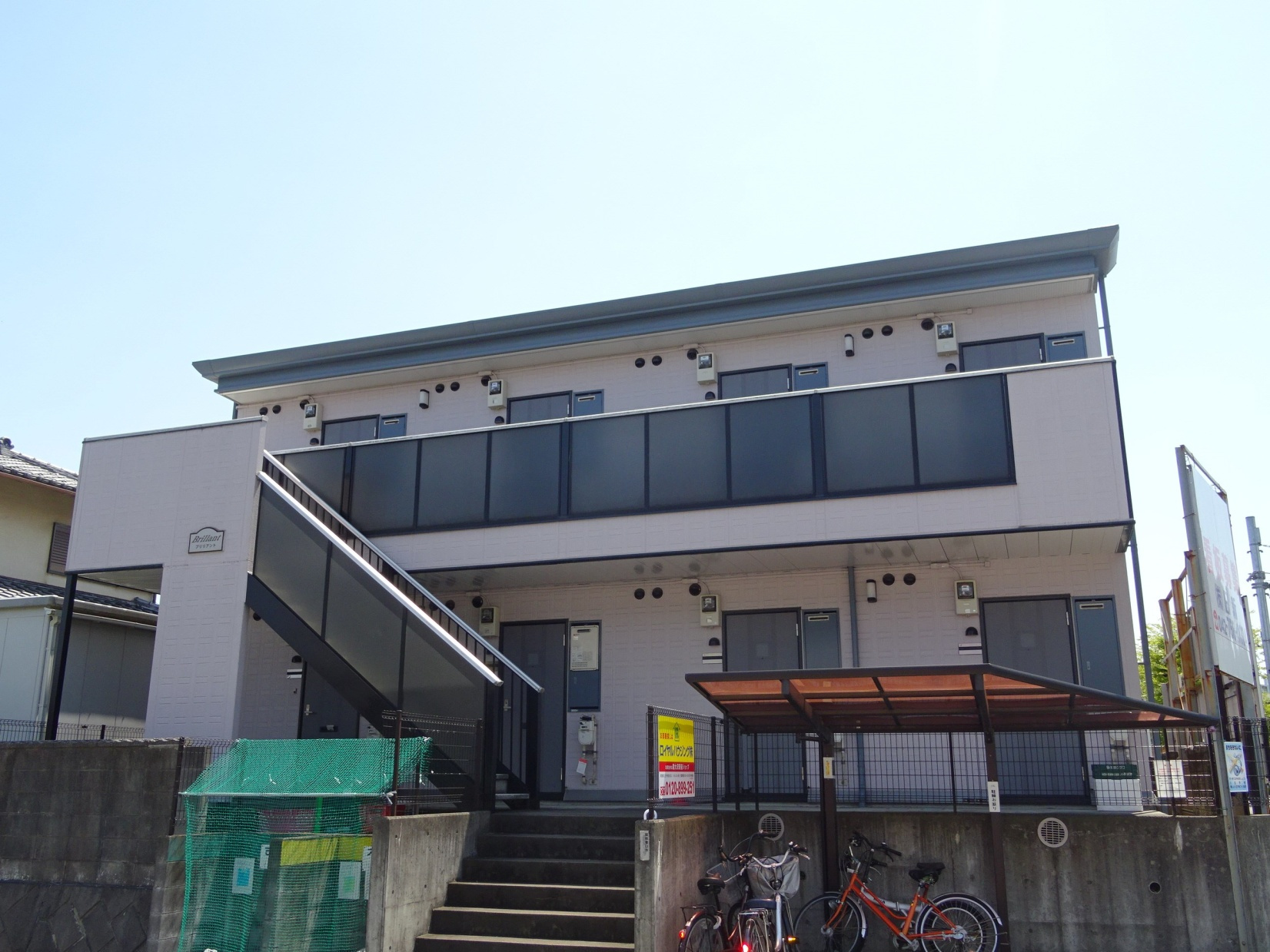 玄関前に駐輪場とごみ置き場がございます♪