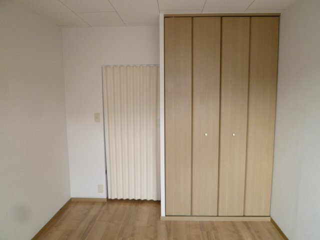 キッチンとはアコーディオンカーテンで仕切れます。物入付き♪