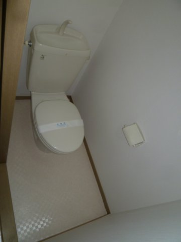 お風呂とトイレが別々です。上部に収納棚もございます♪