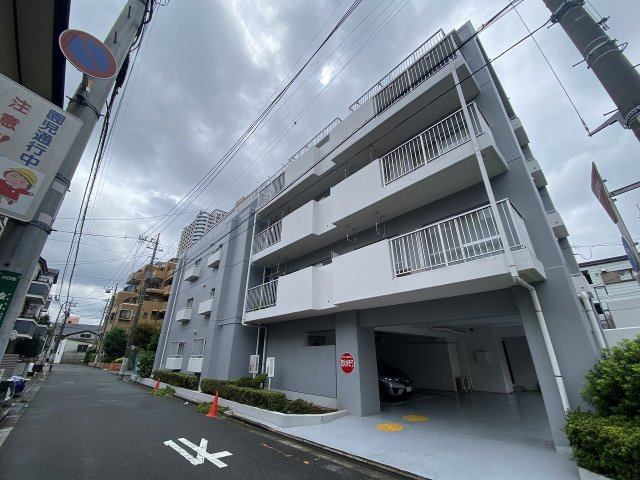 ライネスハイム川口の外観|川口駅徒歩9分の好立地に佇む落ち着いたデザインの外観！周辺には徒歩5分以内にスーパーやコンビニ、病院が揃い生活利便性抜群です。利便性と心地よい住環境を兼ね備えた魅力あふれるマンションです。