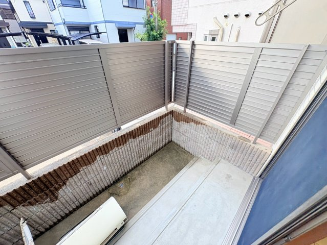 芦屋市宮川町のアパートのバルコニー