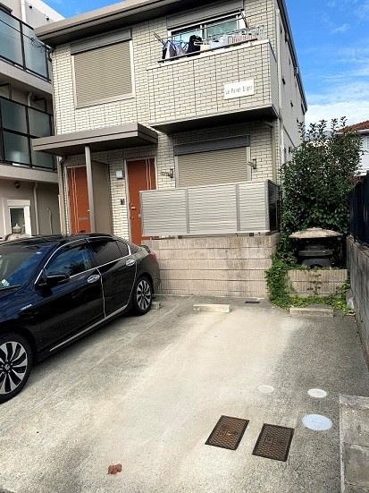 芦屋市宮川町のアパートの駐車場