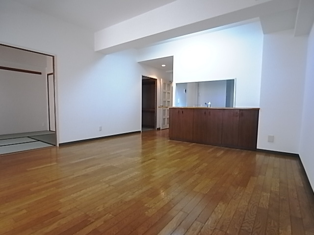 西宮市里中町２丁目の賃貸マンションの居間・リビング