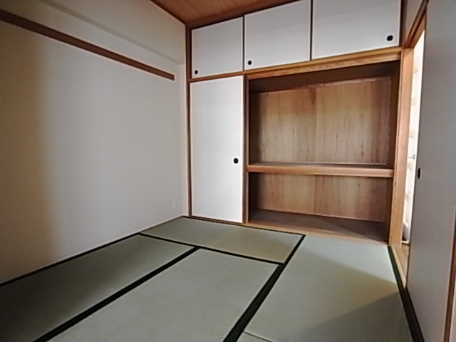 西宮市里中町２丁目の賃貸マンションの居間・リビング