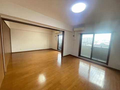 西宮市甲子園七番町の賃貸マンションの居間・リビング