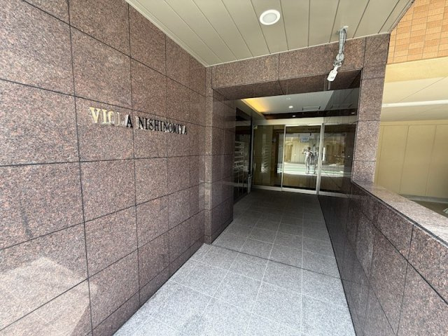 西宮市今津山中町の賃貸マンションのエントランス