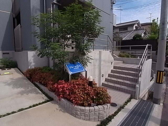 神戸市中央区上筒井通５丁目のアパートのエントランス