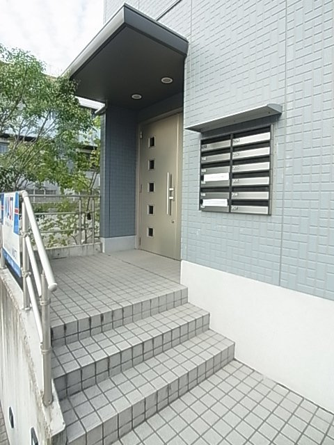 神戸市中央区上筒井通５丁目のアパートのエントランス