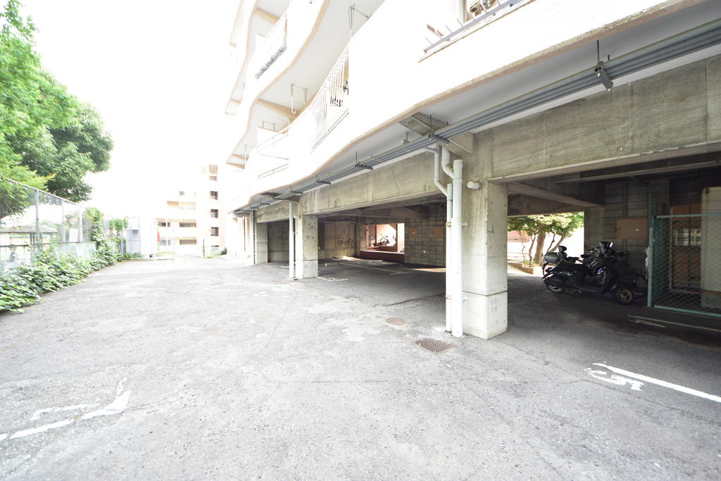 神戸市中央区中島通３丁目の賃貸マンションの駐車場