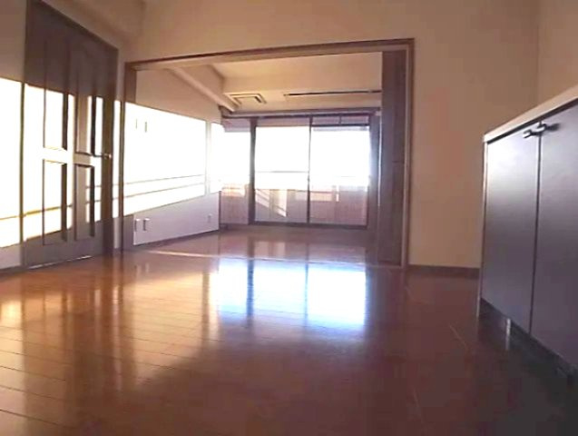 ヴィラヌーブ本山の居間・リビング