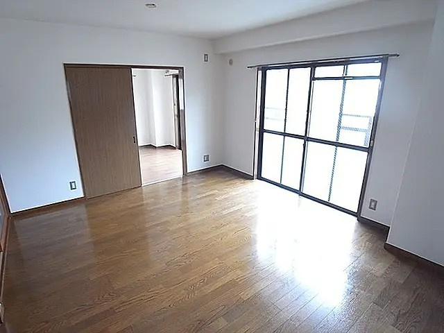 神戸市灘区篠原中町３丁目の賃貸マンションの居間・リビング