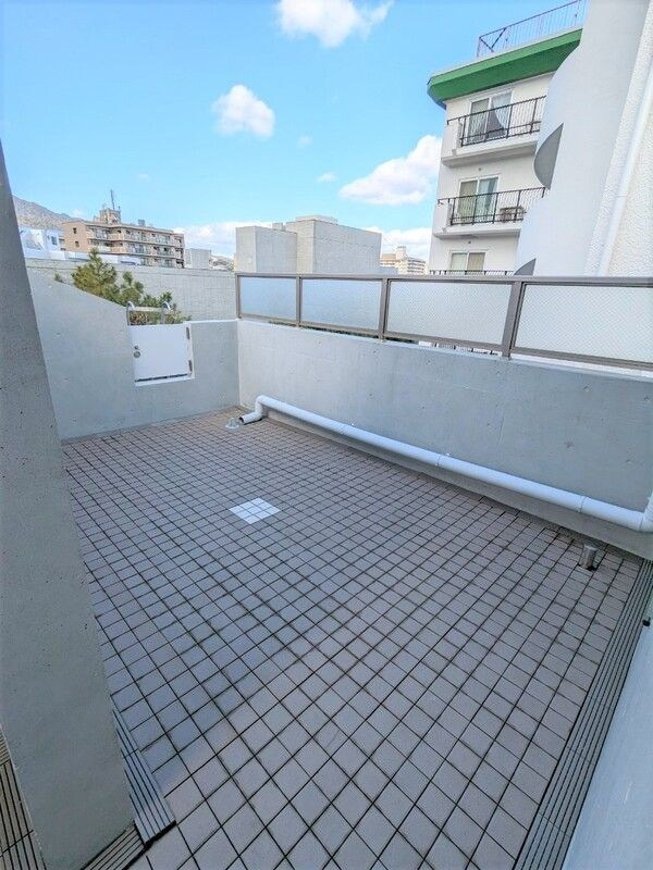 芦屋市業平町の賃貸マンションのバルコニー