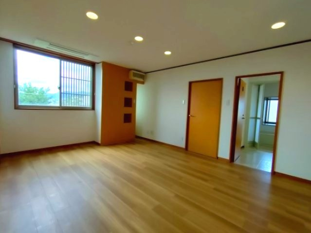 芦屋市業平町の賃貸マンションの居間・リビング