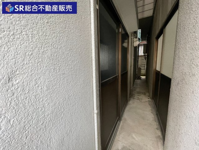 鴻池徳庵町中古戸建のその他共用部分|右側にもドアがあり、雨に濡れずに出入りできます！