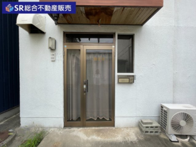 鴻池徳庵町中古戸建の玄関|弊社は、工務店と関係強化を徹底し、世界情勢やナフサショックの影響を受けずに材料確保を行い、納期も遅れることがございませんので、心配ご無用です！お気軽にご相談下さい。