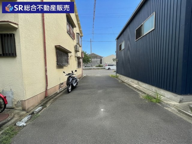 鴻池徳庵町中古戸建の前面道路含む現地写真|リフォームや住宅ローン・東大阪市の不動産の事なら弊社にお任せ下さいませ！
各地域の特徴・グルメ・裏道やその他、細かい情報等も熟知した
東大阪市出身のスタッフが新生活を送るお客様をサポート致します！