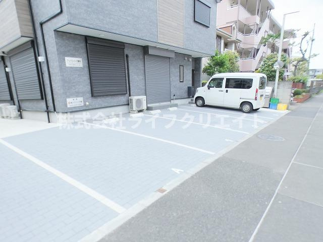アルマコート万願寺の駐車場