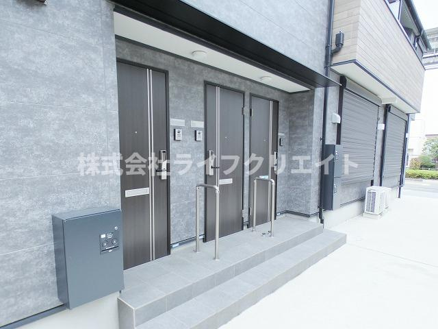 アルマコート万願寺のエントランス