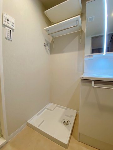 クレール川口のランドリースペース|洗濯機置場周辺には洗剤等を置ける便利なスペースがあり、毎日の洗濯作業も効率的に行える設計になっています。家事動線にも配慮されており、日々の家事を快適にサポートしてくれるランドリーエリアです。