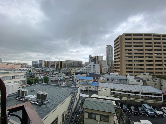 クレール川口の展望|開放感のある眺望が広がり、心地よい風とやわらかな陽光を感じられる贅沢なロケーション。周囲に遮るものがなく遠くまで見渡せるため、慌ただしい日常を忘れて心からリフレッシュできる特別な空間です。
