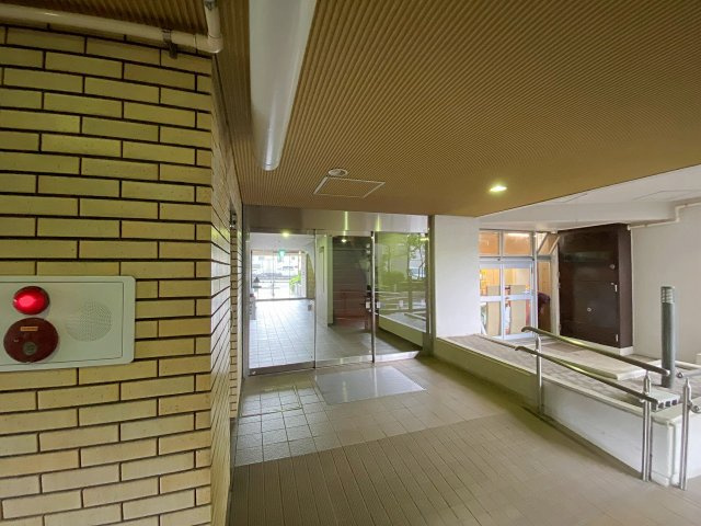 クレール川口|重厚感と洗練された雰囲気を兼ね備えたアプローチ・エントランス入口。綺麗に手入れが行き届いており管理体制の良さが伺えます。毎日の通勤・通学時も気持ちよく快適に出入りできる安心の住環境です。