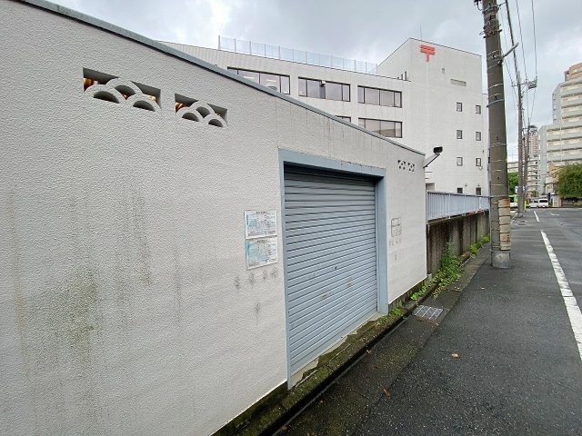 クレール川口のその他共用部分|綺麗に清掃が行き届いた清潔感あふれる敷地内のゴミ捨て場スペース。日常のゴミ出しがスムーズに行えるようしっかりと整えられており、マンション全体の管理体制の良さと住み心地の高さを実感していただけます。
