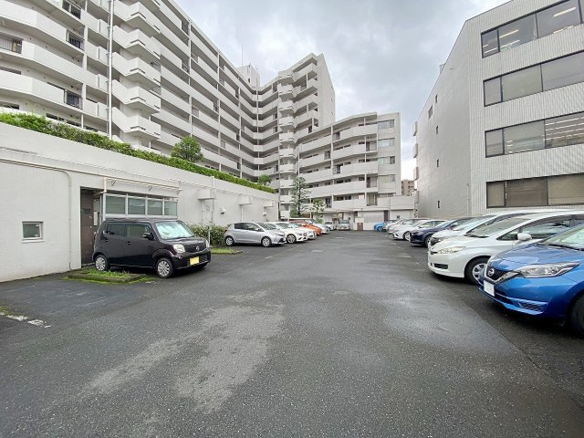 クレール川口の駐車場|敷地内には使い勝手の良い駐車場スペースを完備！雨の日のお出かけやお買い出し時の大きな荷物の積み下ろしもスムーズに行えます。マイカーをお持ちのご家族にも安心してお住まいいただける快適な環境です。