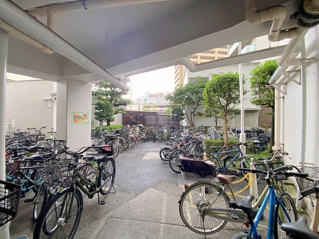 クレール川口の駐輪場|大切な自転車を雨や風から守れる屋根付きの敷地内駐輪場スペース！綺麗に整理・管理されており、通勤・通学やお買い物など日々のちょっとした外出時にもスムーズに出し入れができる便利な共用設備です。