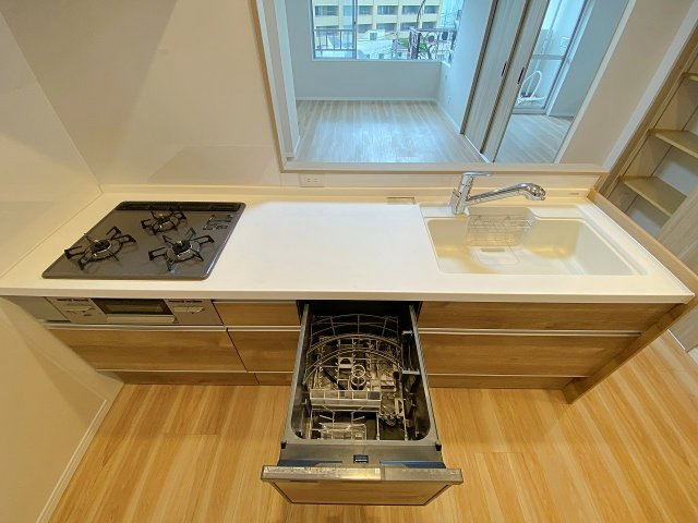 クレール川口の発電・温水設備|毎日の家事負担を大幅に軽減してくれる便利な食器洗い乾燥機を完備！食後の後片付けがスムーズに行えるだけでなく、節水効果も期待できます。手荒れの心配も減り、ご家族との団らん時間を増やせる嬉しい設備です。