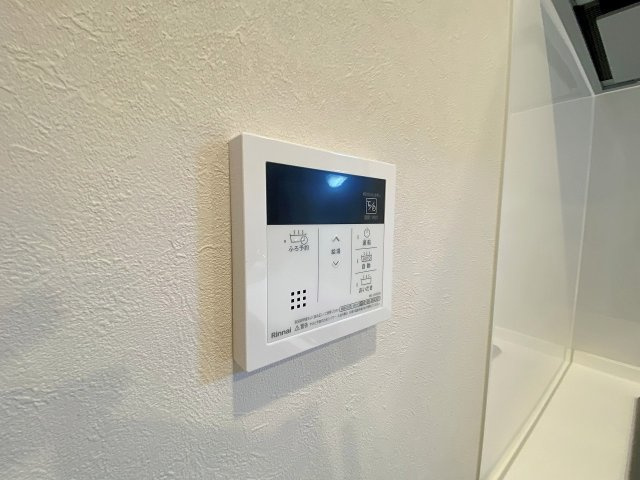 クレール川口の発電・温水設備|いつでも温かいお風呂に浸かれる便利な追い焚き機能を搭載！生活時間が異なるご家族でも、ボタン一つで快適な温度のお湯に温め直すことができます。一日の疲れを癒やす快適な入浴時間をしっかりと叶えます。
