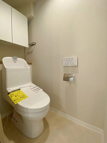 クレール川口のトイレ|快適で衛生的な空間を創出する機能的なトイレ新規交換！お手入れがしやすく清潔感をきれいにキープできます。毎日の生活に欠かせない重要な場所だからこそ、心地よさと使いやすさにこだわった空間です。